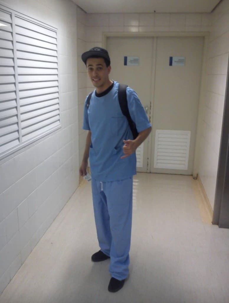 Roque de uniforme no corredor do hospital, antes de programar